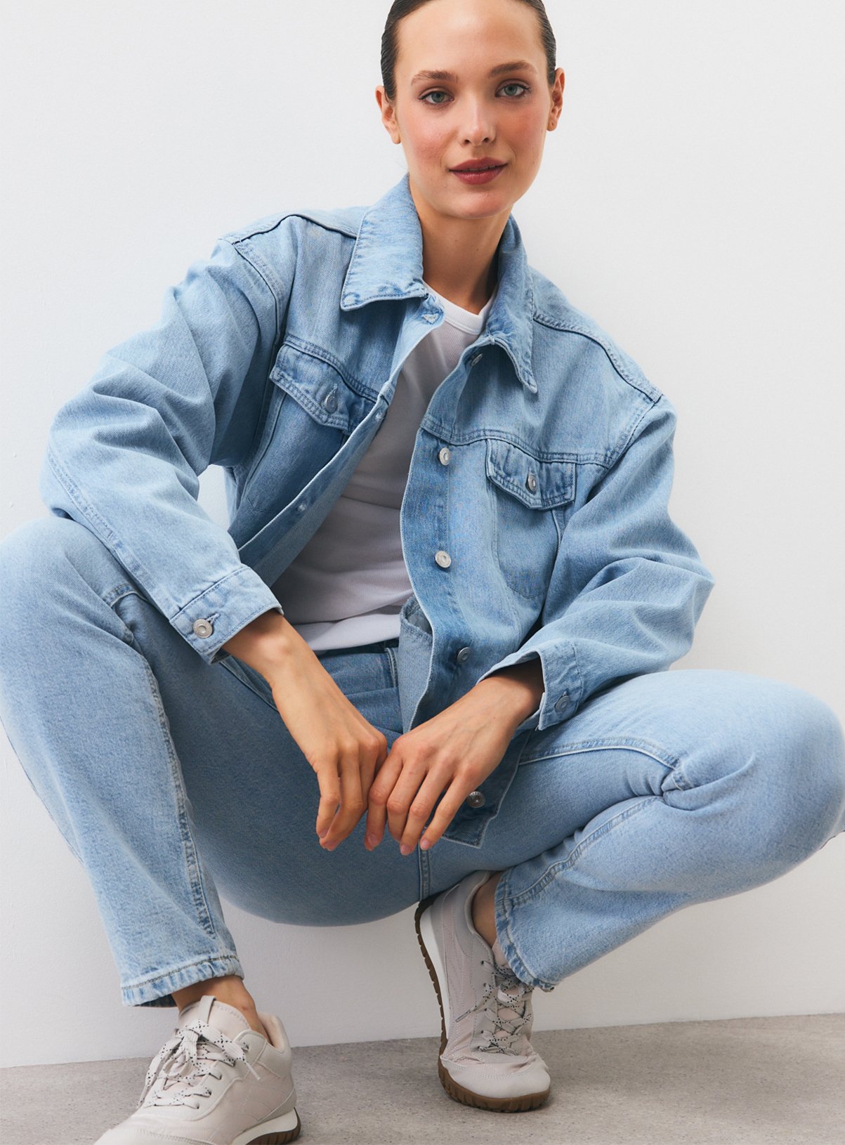 Light Denim Cotton Blend High Rise Mom Jeans 10R - Image 2 thumbnail